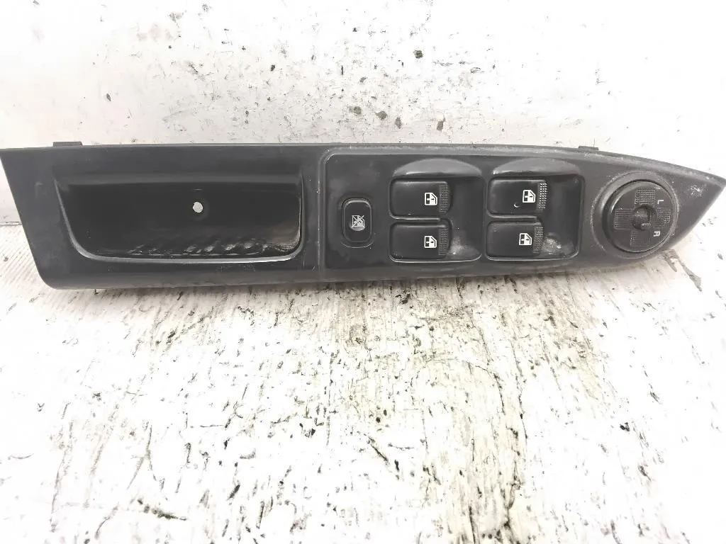 PULSANTIERA ANTERIORE SINISTRA con codice 93570-1C110 da HYUNDAI Getz 1° Serie (02>05)