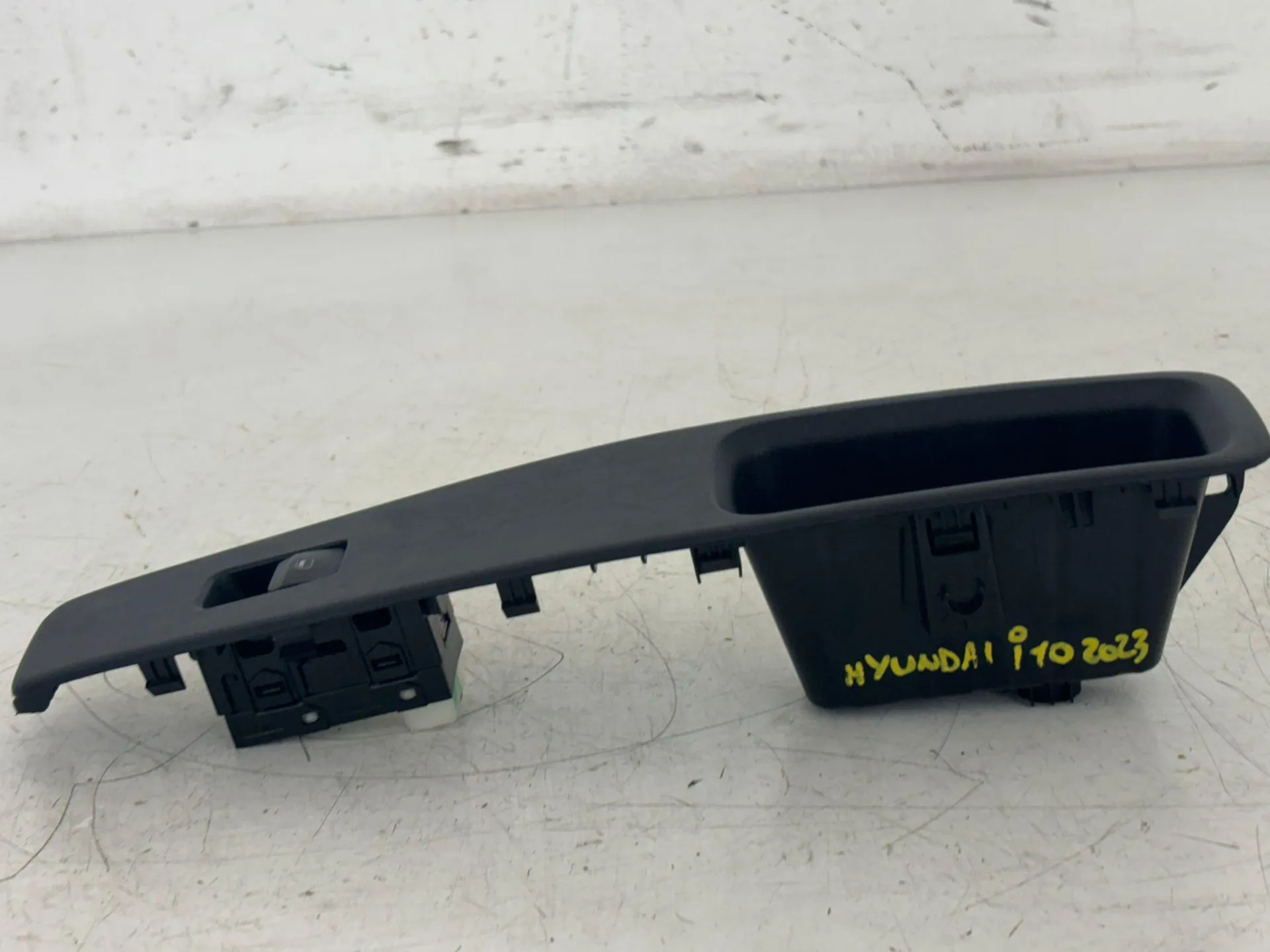 PULSANTIERA ANTERIORE SINISTRA con codice 82741-K7010 da HYUNDAI i10 Serie (AC3, AI3) (19>)