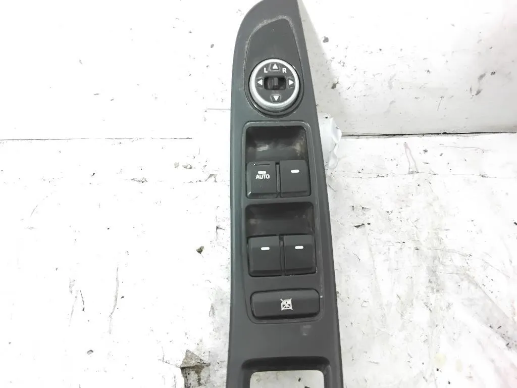 PULSANTIERA ANTERIORE SINISTRA con codice 299131738 da HYUNDAI i20 2° Serie (15>)