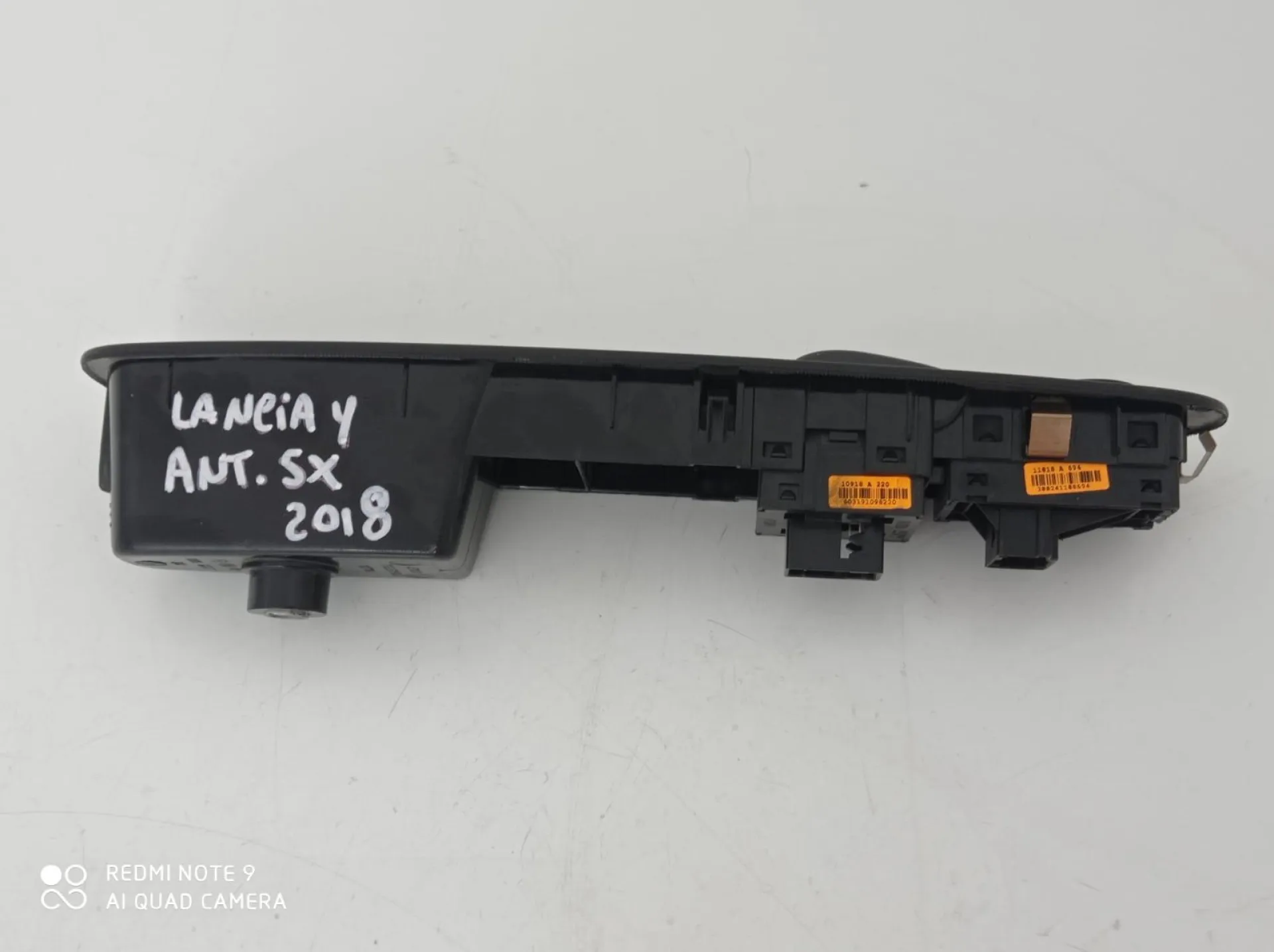 PULSANTIERA ANTERIORE SINISTRA con codice 10918 A 220 da LANCIA Ypsilon 4° Serie (11>)