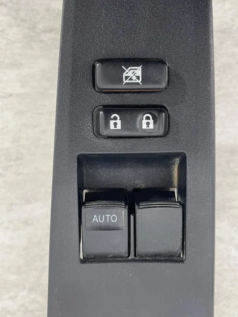 PULSANTIERA ANTERIORE SINISTRA con codice 74232-0D330 da TOYOTA Yaris Serie (17>20)