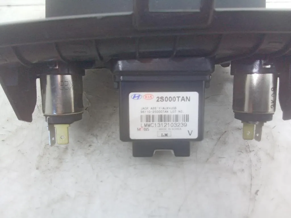 PULSANTIERA CENTRALE con codice 93310-2Y100TAN 2S000TAN da HYUNDAI iX35 1° Serie (10>)