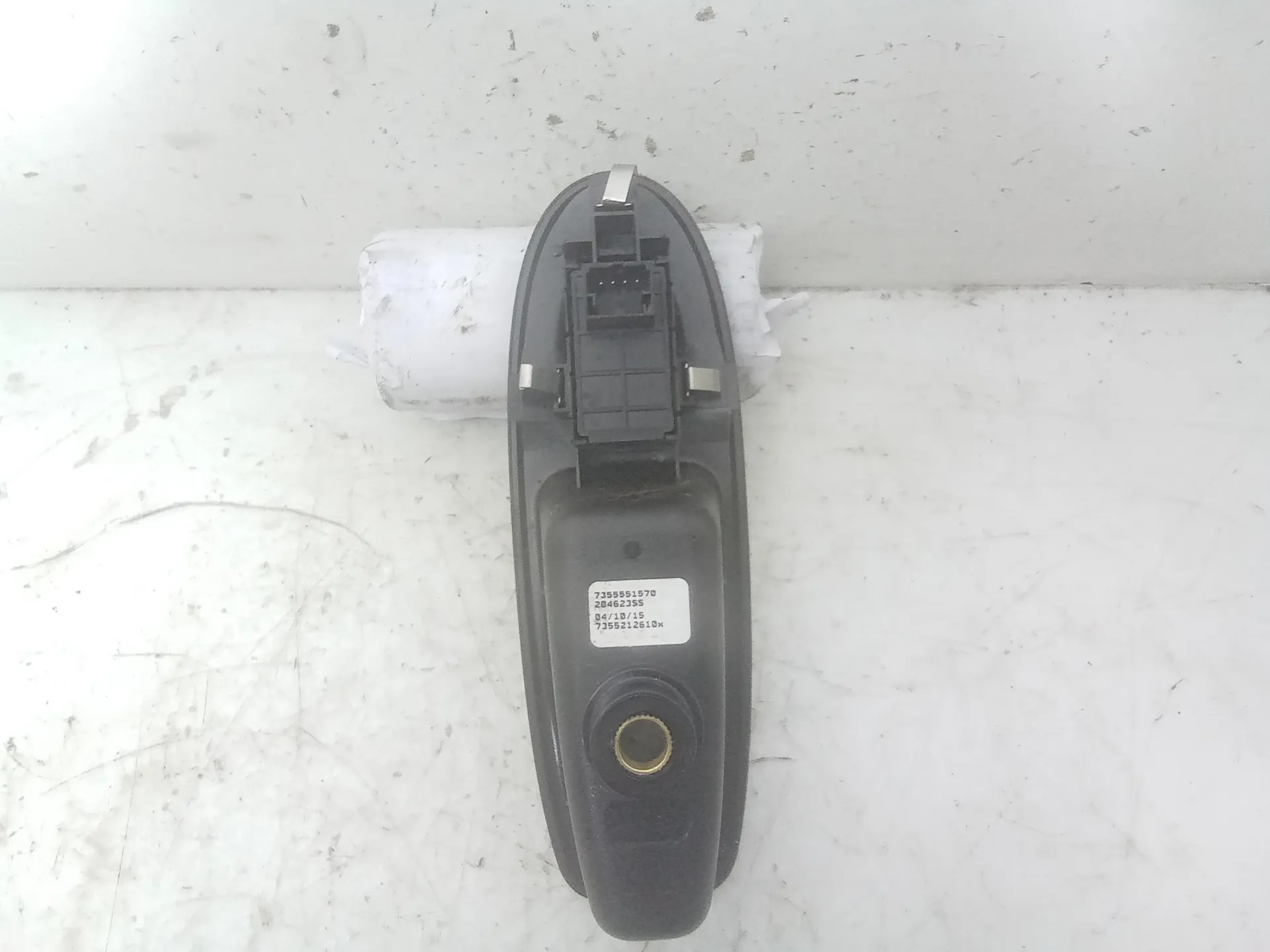 PULSANTIERA POSTERIORE DESTRA con codice 7355551570 da FIAT 500 L Living (13>16)