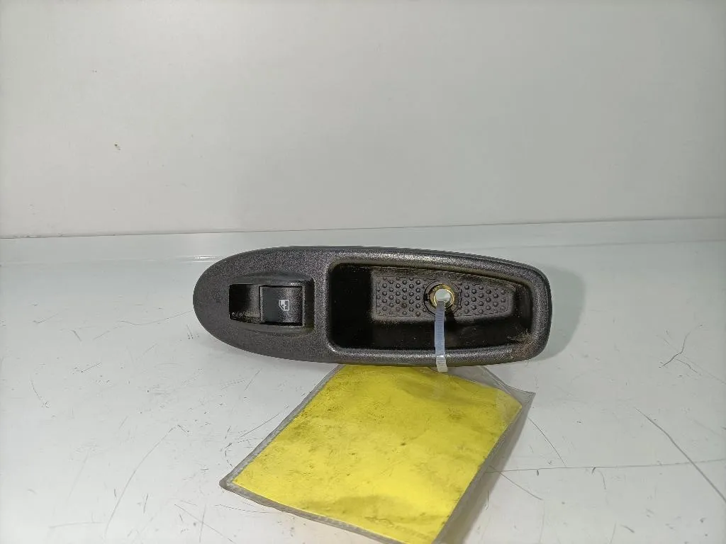 PULSANTIERA POSTERIORE DESTRA con codice 7355551570 da FIAT 500 L Serie (351_352) (12>)