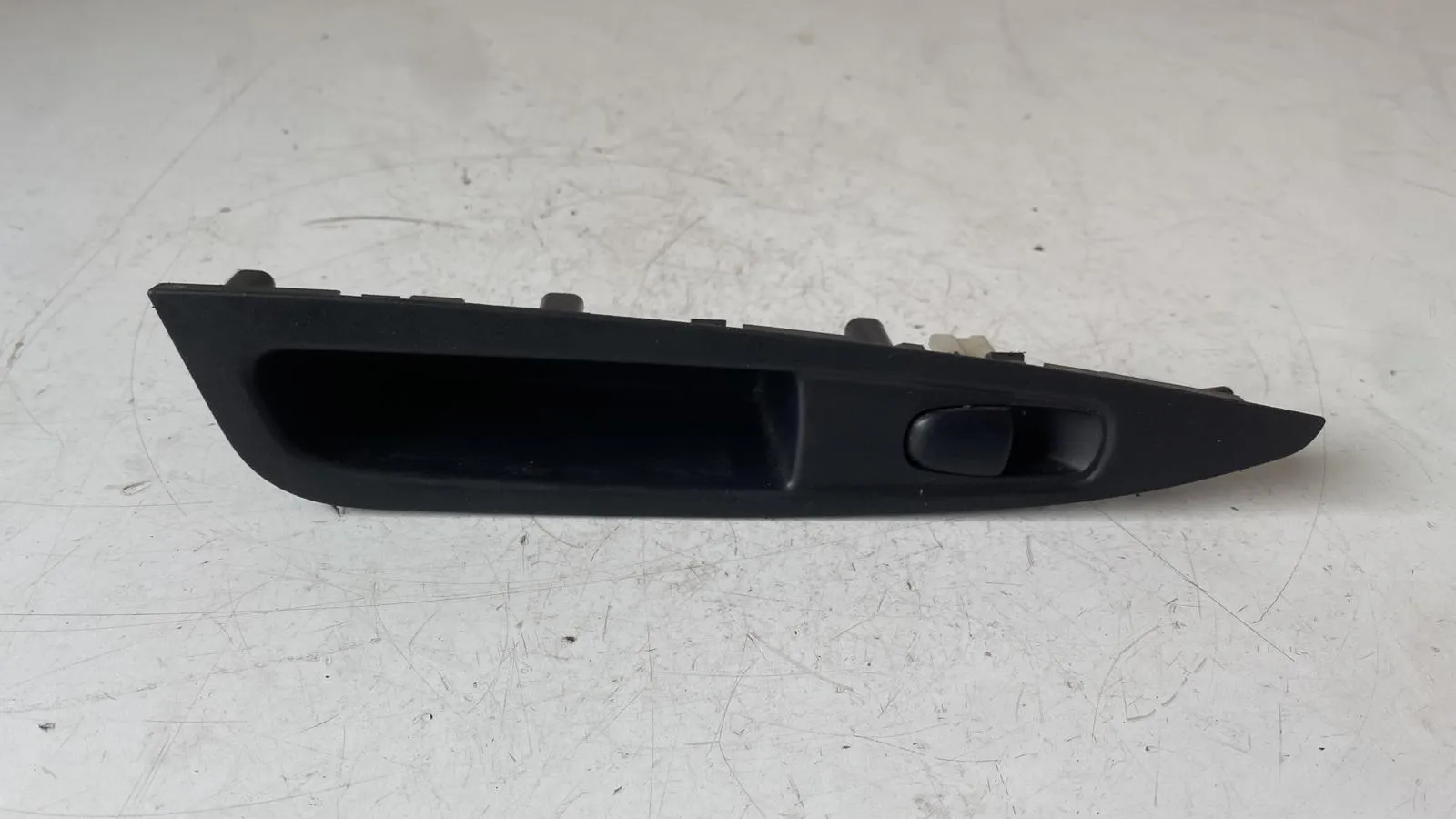 PULSANTIERA POSTERIORE SINISTRA con codice 82961 4EA0AX da NISSAN Qashqai 2° Serie (10>13)