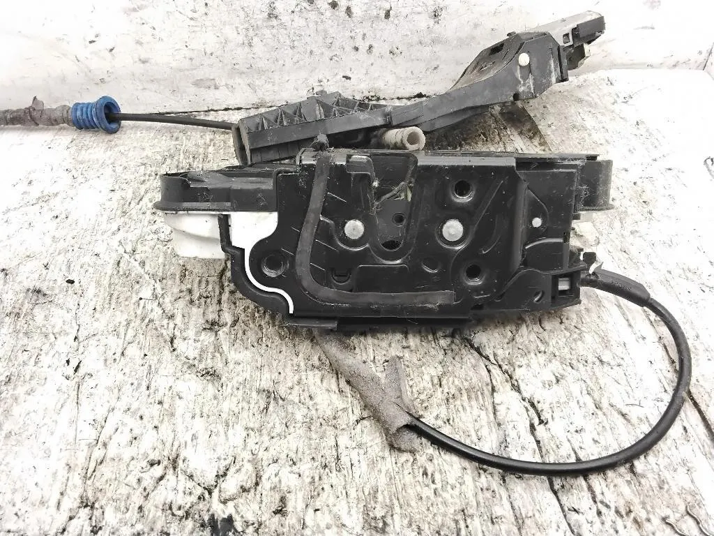 SERRATURA ANTERIORE SINISTRA con codice 15G-1S1837015C da VOLKSWAGEN Up Serie (122) (16>)