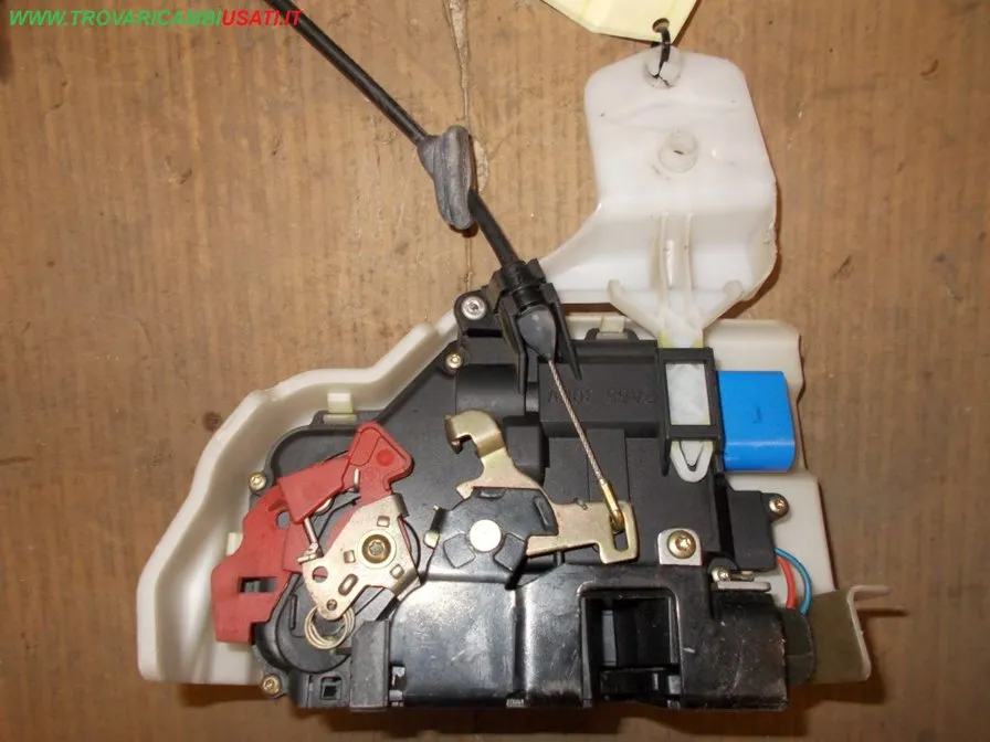 SERRATURA PORTA ANT.S. 9 FILI SPINA AZZURRA VOLKSWAGEN TOURAN (1T) VOLKSWAGEN - CADDY - 2010 > 2015 CODICE/I: 999-U50594 OE 3D1837015AD