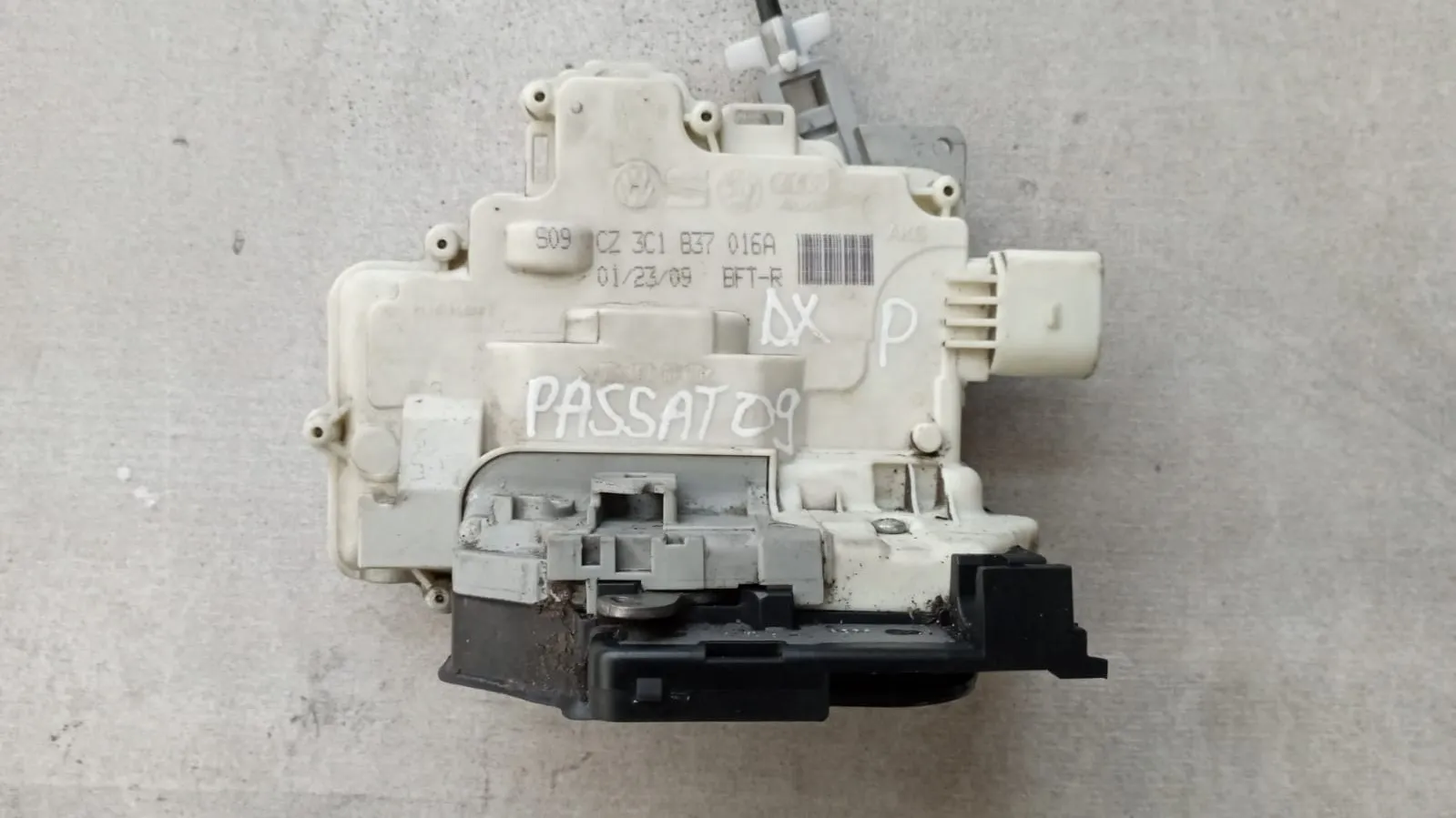Serratura posteriore destra VW Passat 1.4 TSI del 2009 CODICE RICAMBIO : CZ3C1837016A