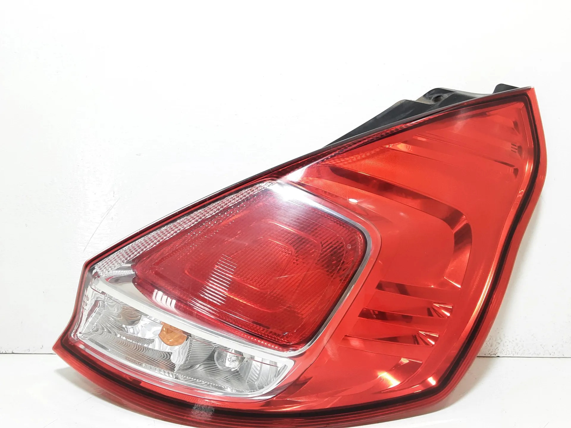 STOP FANALE POSTERIORE DESTRO FORD Fiesta 6° Serie RTJA, con codice motore RTJB/RTJA, RTJB, RTJD, SPJA, SPJC, SPJE, RTJD, SPJA, SPJC, SPJE (08>17)