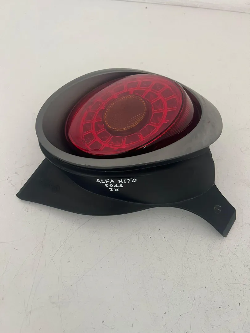STOP FANALE POSTERIORE SINISTRO con codice 156087332 da ALFA ROMEO Mito Serie (955_) (08>)