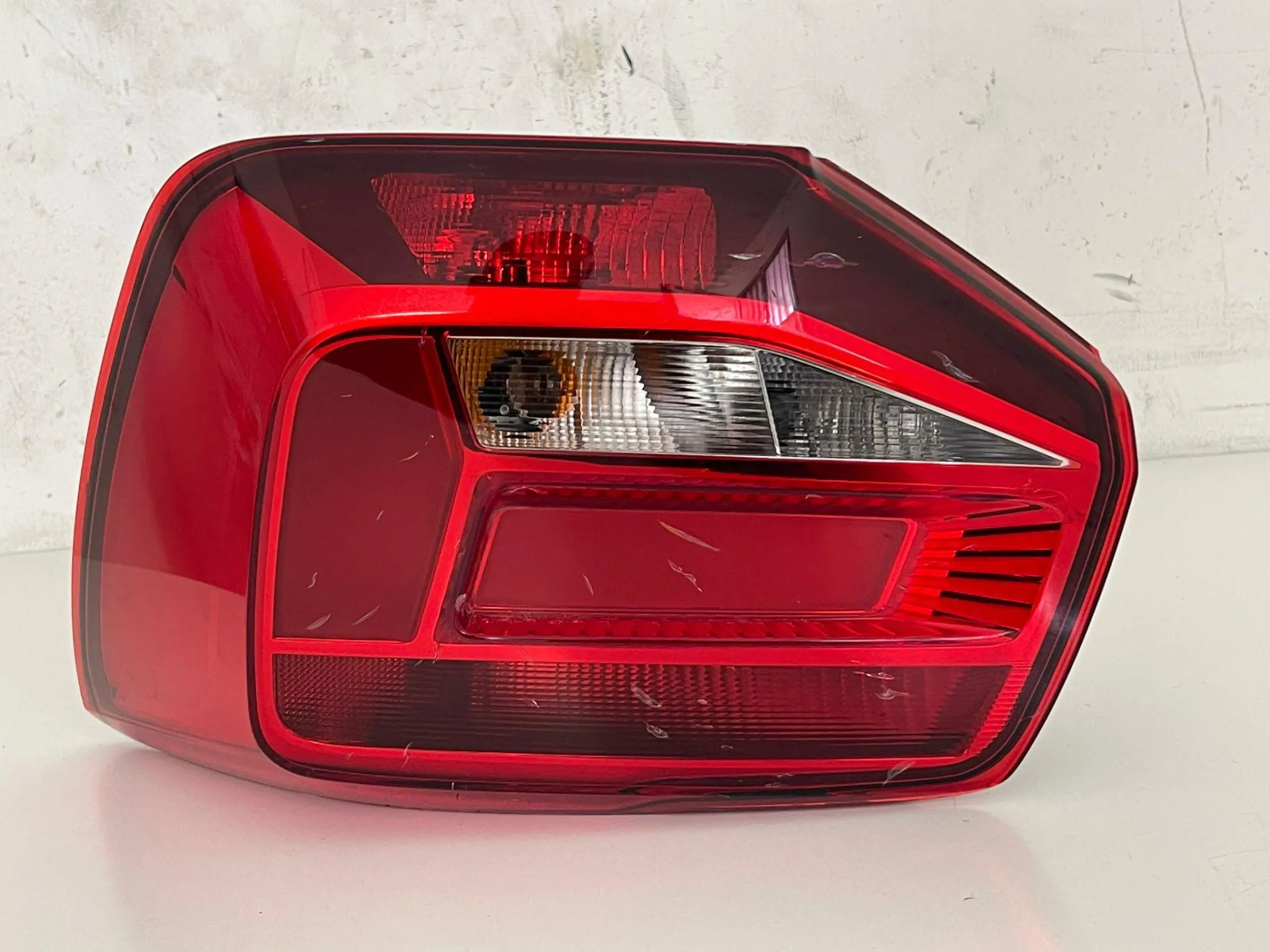 STOP FANALE POSTERIORE SINISTRO con codice 90096093 da AUDI Q2 Serie (GAB) (16>)