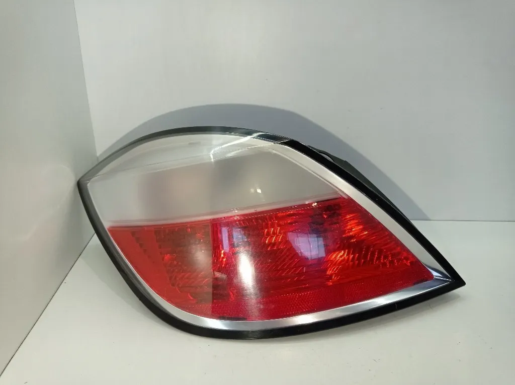 STOP FANALE POSTERIORE SINISTRO OPEL Astra H Berlina 13222324 Z16XEP (04>07)