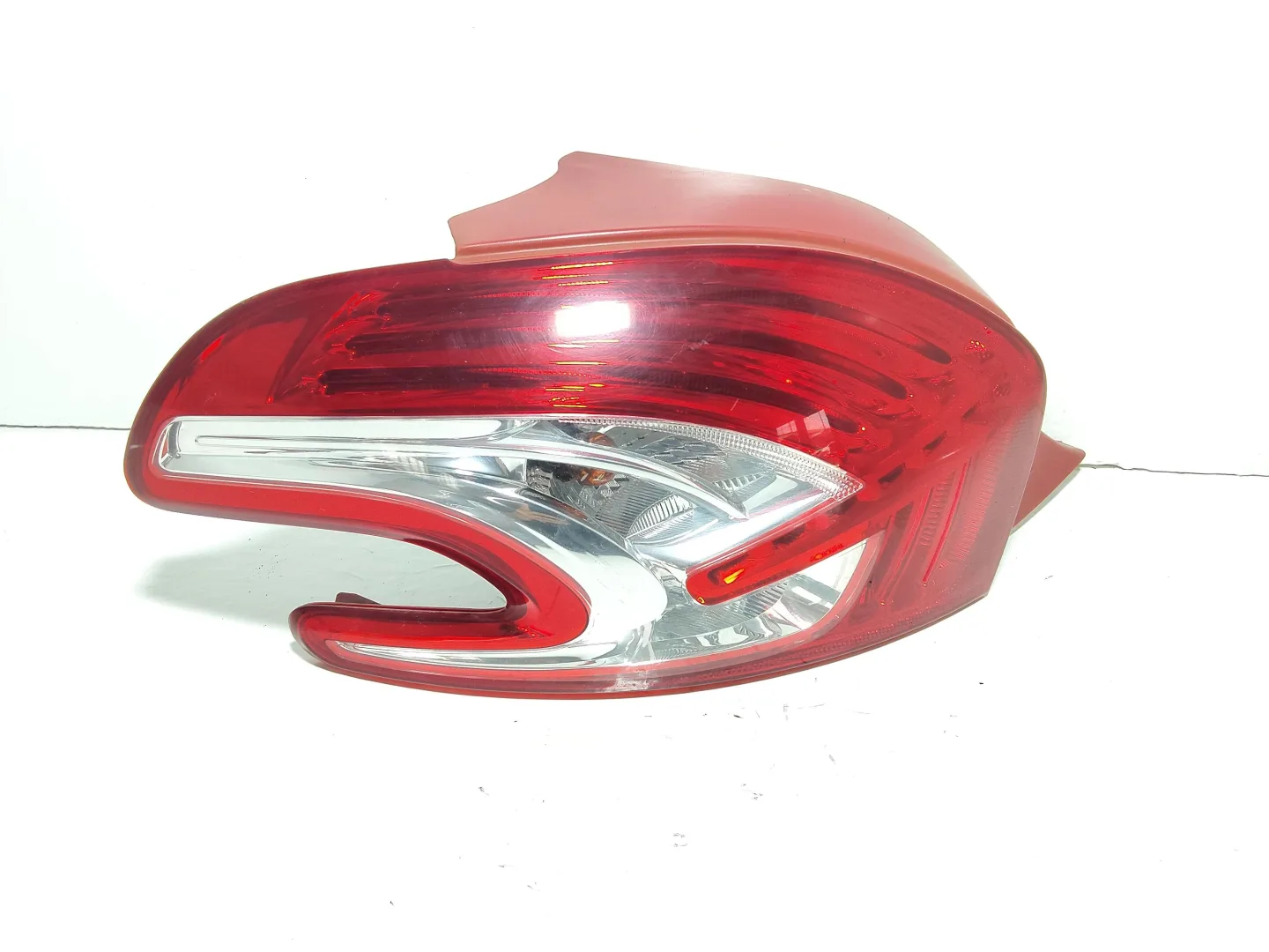 STOP FANALE POSTERIORE SINISTRO con codice 9672628280 da PEUGEOT 208 Serie (12>19)