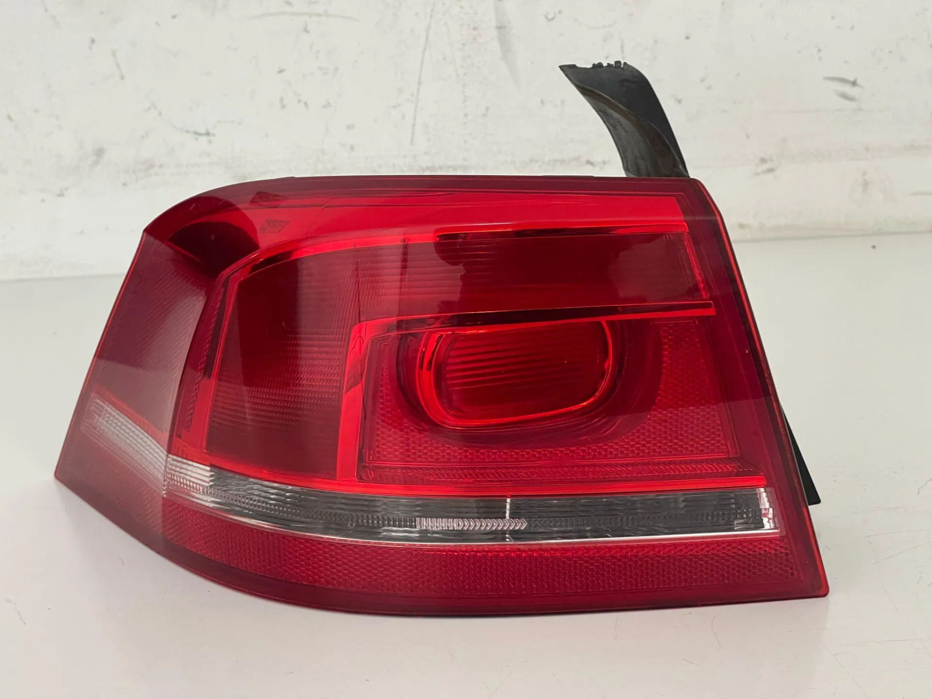 STOP FANALE POSTERIORE SINISTRO con codice 3AE.945.095 F da VOLKSWAGEN Passat Variant 5° Serie (10>)