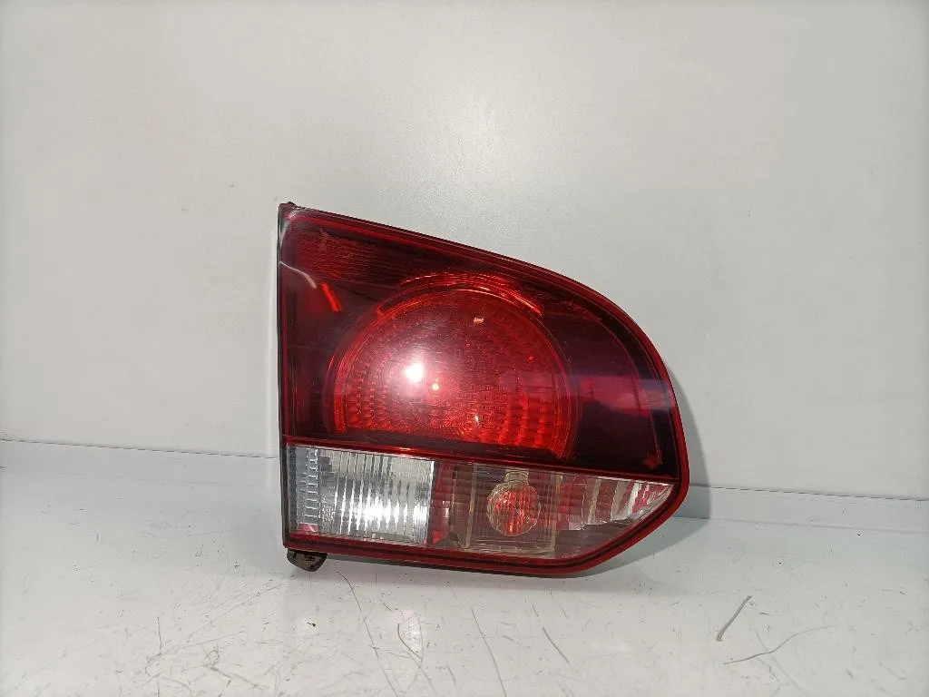 STOP POSTERIORE SINISTRO INTEGRATO NEL PORTELLO con codice 5K0945093AB da VOLKSWAGEN Golf 6 Berlina (08>12)