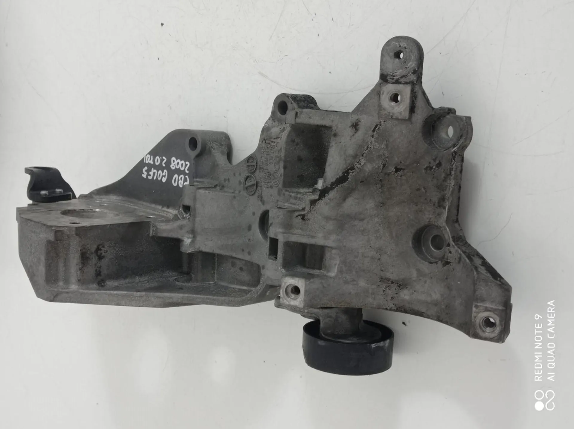 SUPPORTO ALTERNATORE con codice 03L903143D da VOLKSWAGEN Golf 5 Berlina con codice motore CBD/CBD Diesel 2000 (03>08)