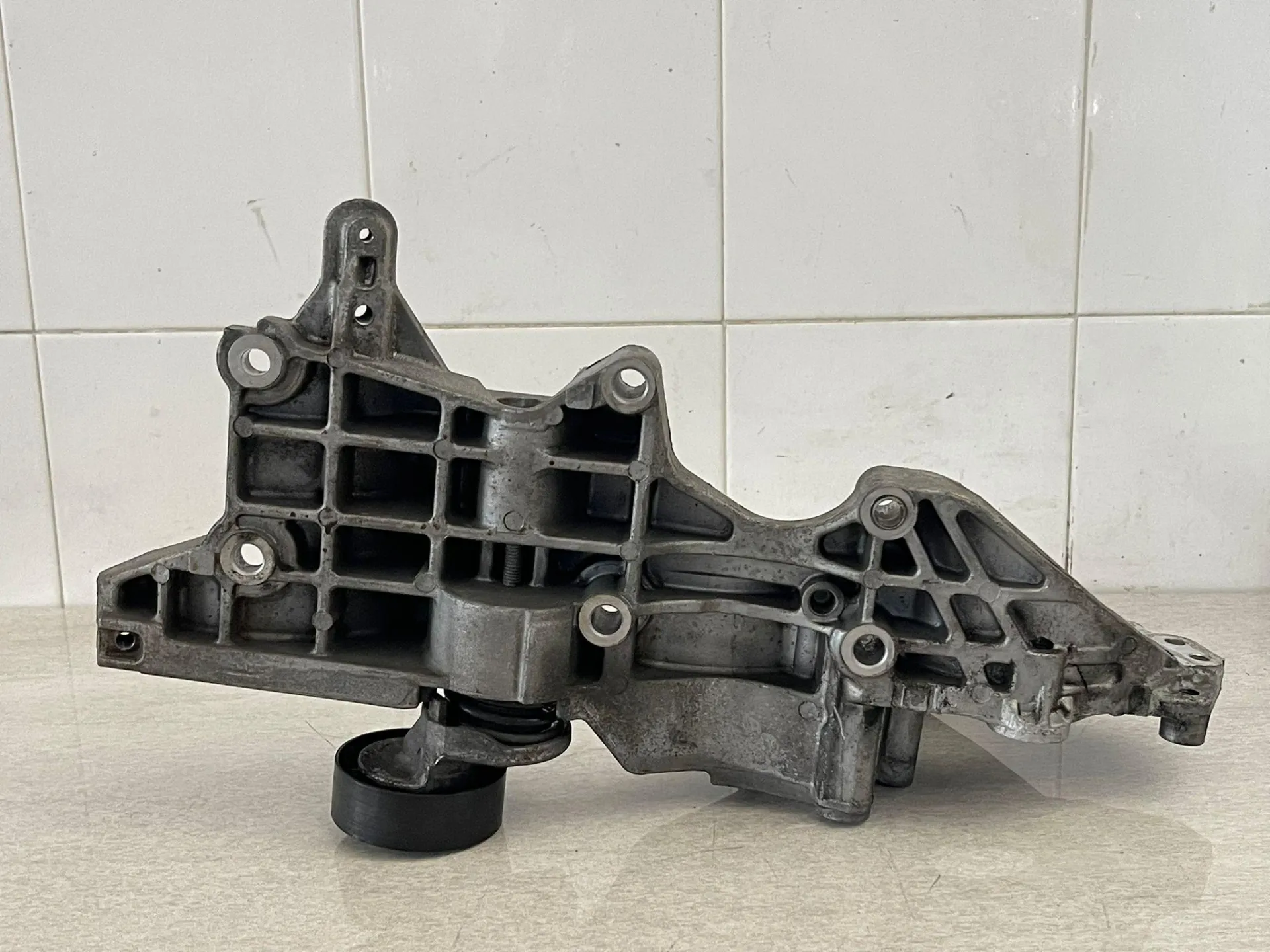 SUPPORTO ALTERNATORE con codice 03L903143 da VOLKSWAGEN Golf 6 Berlina Diesel 1600 (08>12)