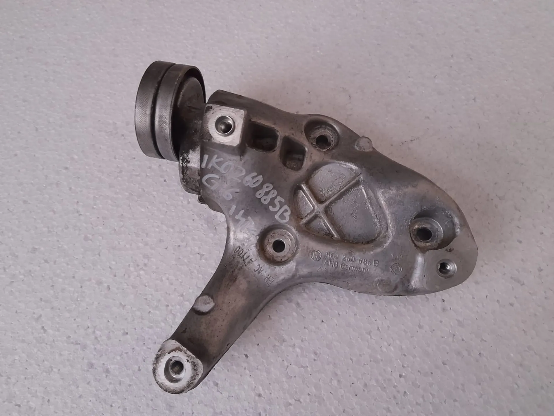Supporto compressore VW Golf VI 1.6 B del 2009 CODICE RICAMBIO : 1K0260885B