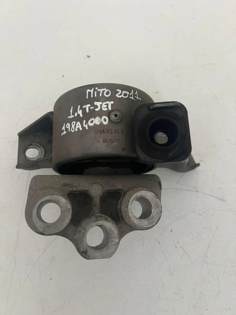 SUPPORTO MOTORE con codice 51813198 da ALFA ROMEO Mito Serie (955_) Diesel 1400 (08>)