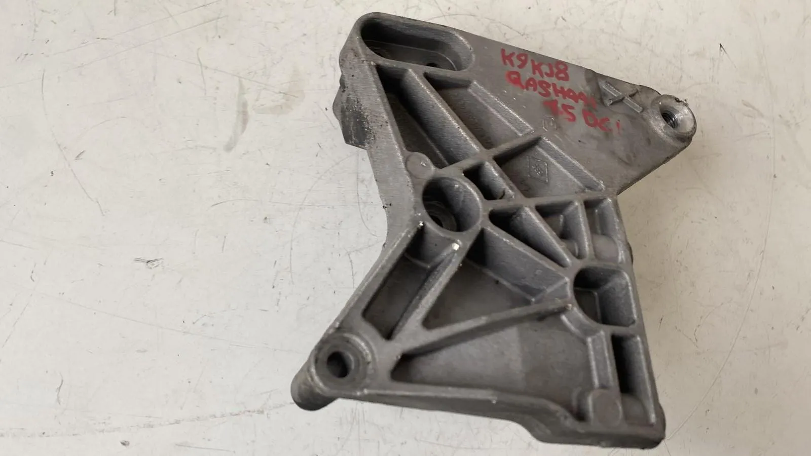 SUPPORTO MOTORE con codice 8200739777 da NISSAN Qashqai 2° Serie con codice motore K9K J8/K9K J8 Diesel 1500 (10>13)