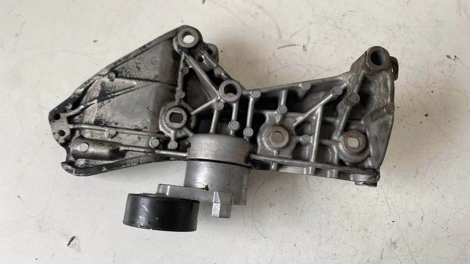 SUPPORTO MOTORE con codice 8200669494 da NISSAN Qashqai 2° Serie con codice motore K9K J8/K9K J8 Diesel 1500 (10>13)