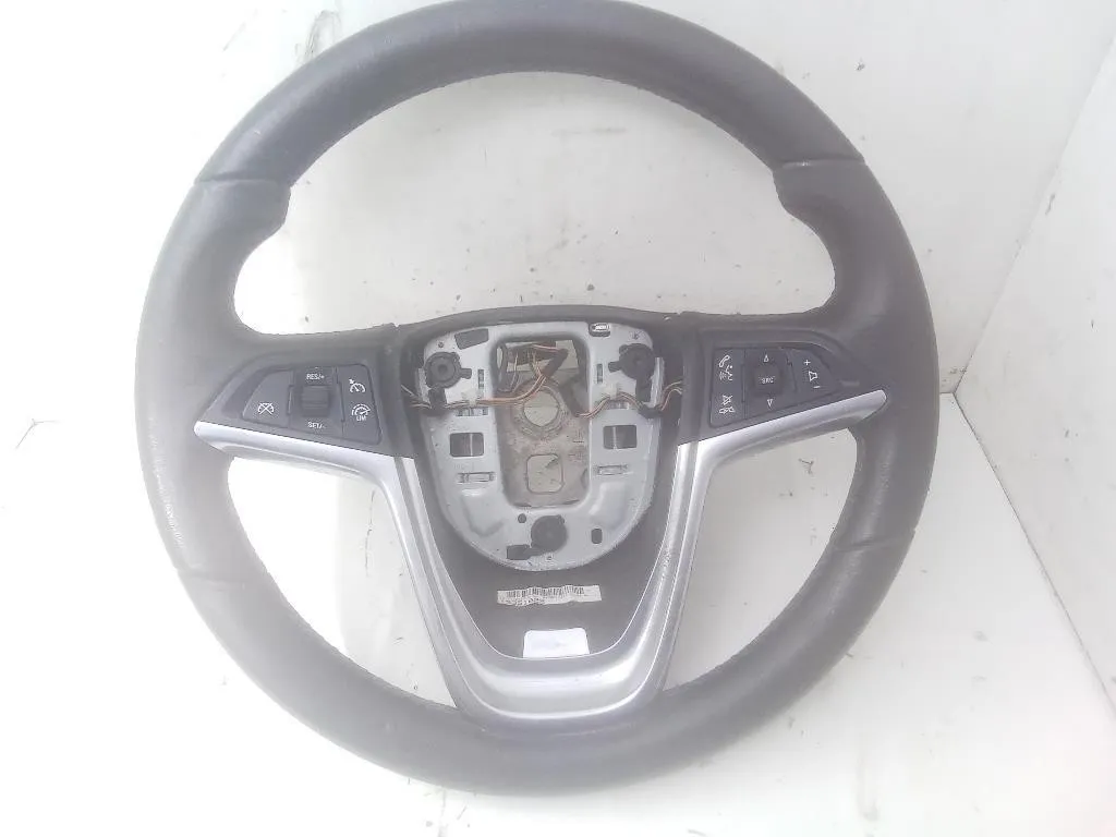 VOLANTE con codice 13351029 da OPEL Astra J S. Wagon (11>)