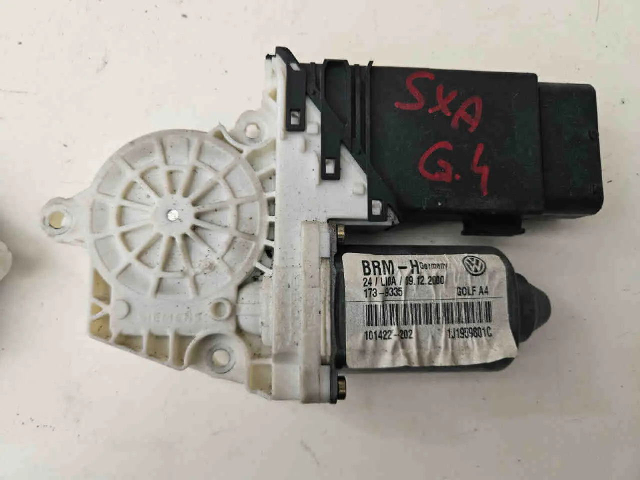 Motorino Alzavetro Anteriore Sinistro VOLKSWAGEN Golf 4 Berlina (97>03) del 1997 - 2003  CODICE RICAMBIO : 101422202